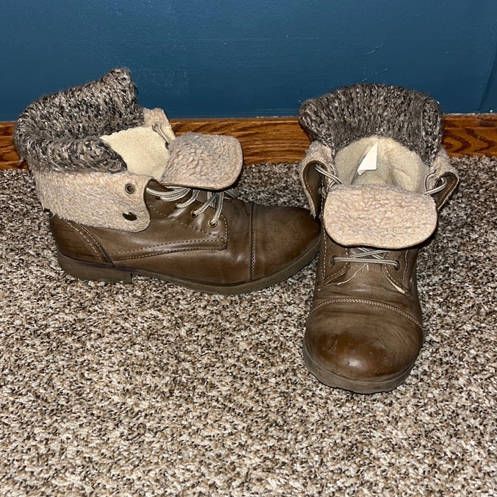 Size 8 winter fashion boots.